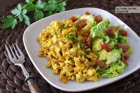 Revuelto de huevos veganos con tofu y verduras - Un desayuno nutritivo y versátil
